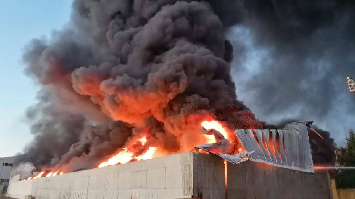 Silivri'de plastik fabrikasında yangın