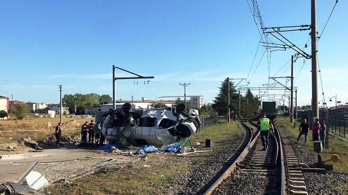 Tekirdağ'da feci kaza! Yük treni minibüse çarptı: Ölü ve yaralılar var