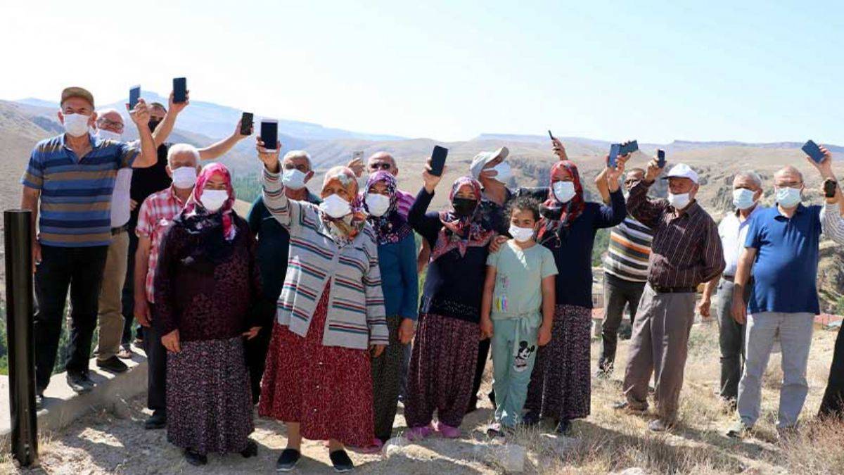 Telefonla konuşabilmek için 1 kilometre yol yürüyorlar