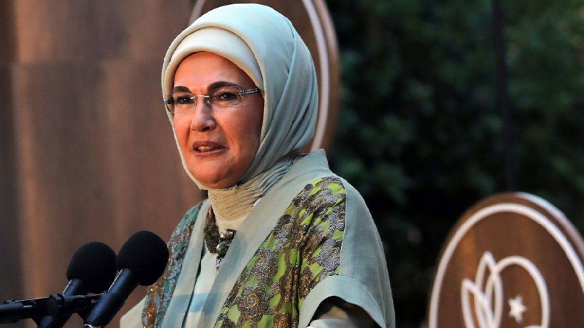 Emine Erdoğan'dan kitap paylaşımı