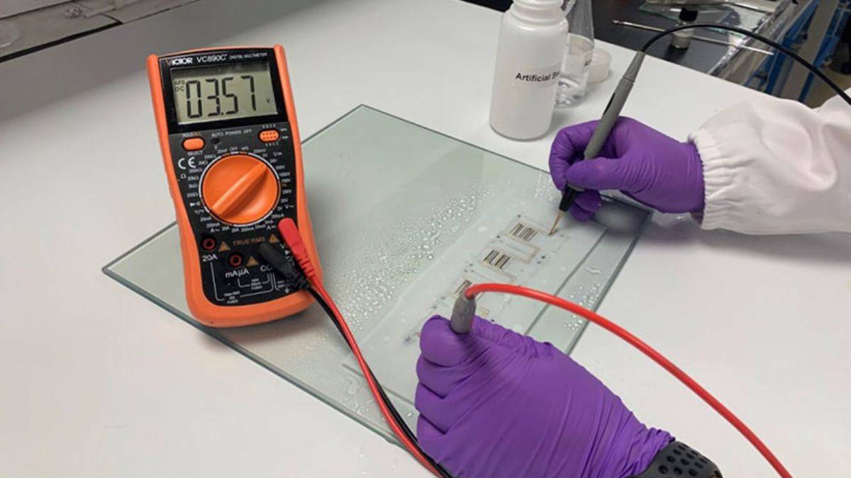 Giyilebilir esnek batarya, terden güç üretiyor