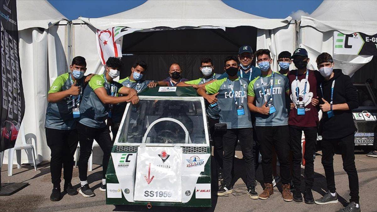 TEKNOFEST'te öğrencilerin kıyasıya elektrikli araç yarışı