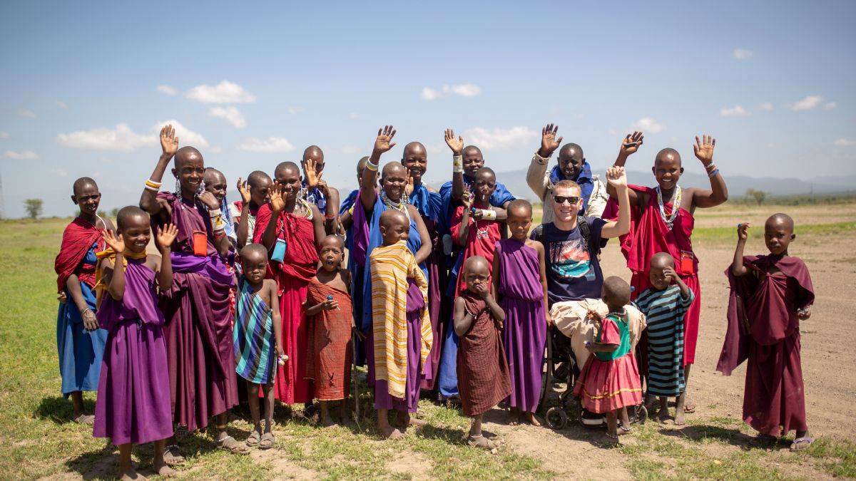 Tekerlekli sandalyesiyle dünyayı geziyor
