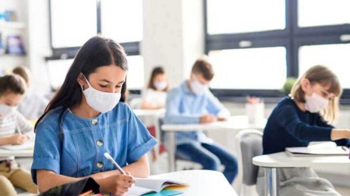 Öğrenci pozitif çıkarsa okula devam edecek mi? Koronavirüs olan öğrenci raporlu mu oluyor?