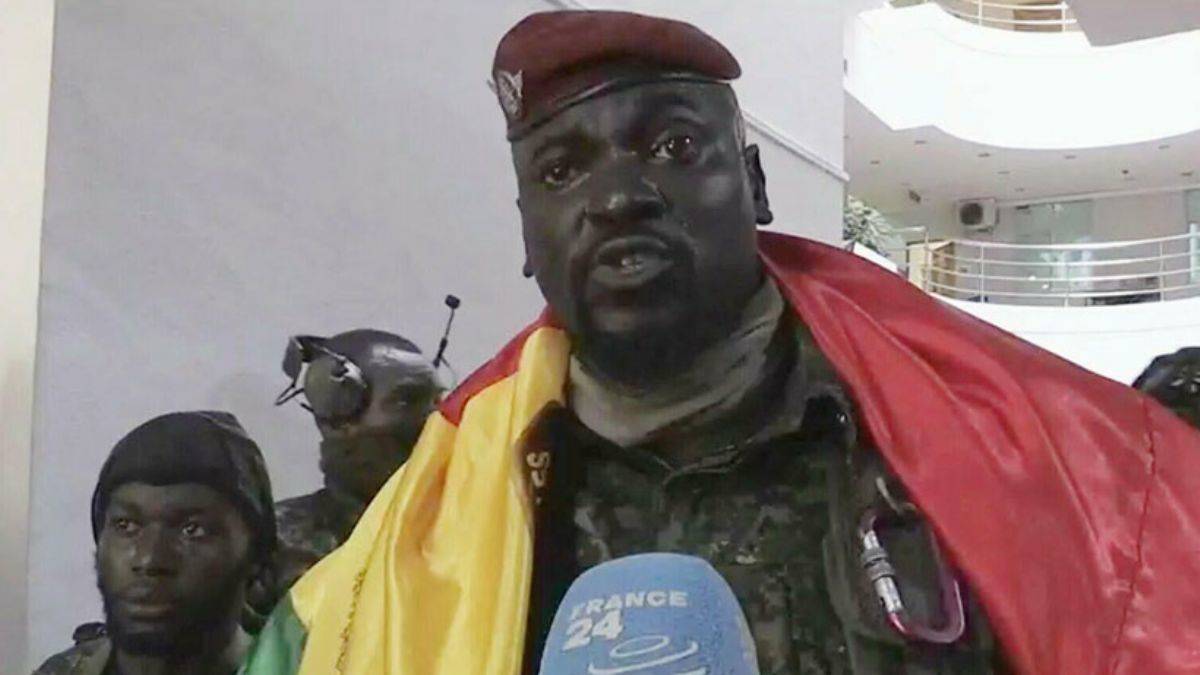 Gine'deki darbenin arkasındaki isim Yarbay Doumbouya'nın ilginç özelliği