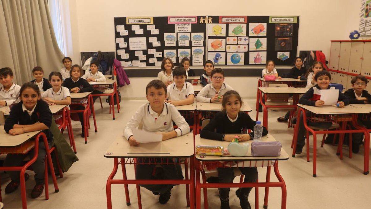 İlkokulda sınıfta kalma (sınıf tekrarı) var mı? İlkokulda devamsızlık var mı?