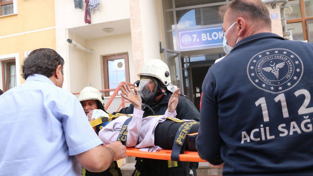 Önce kızı, sonra kendisi atlayarak kurtuldu