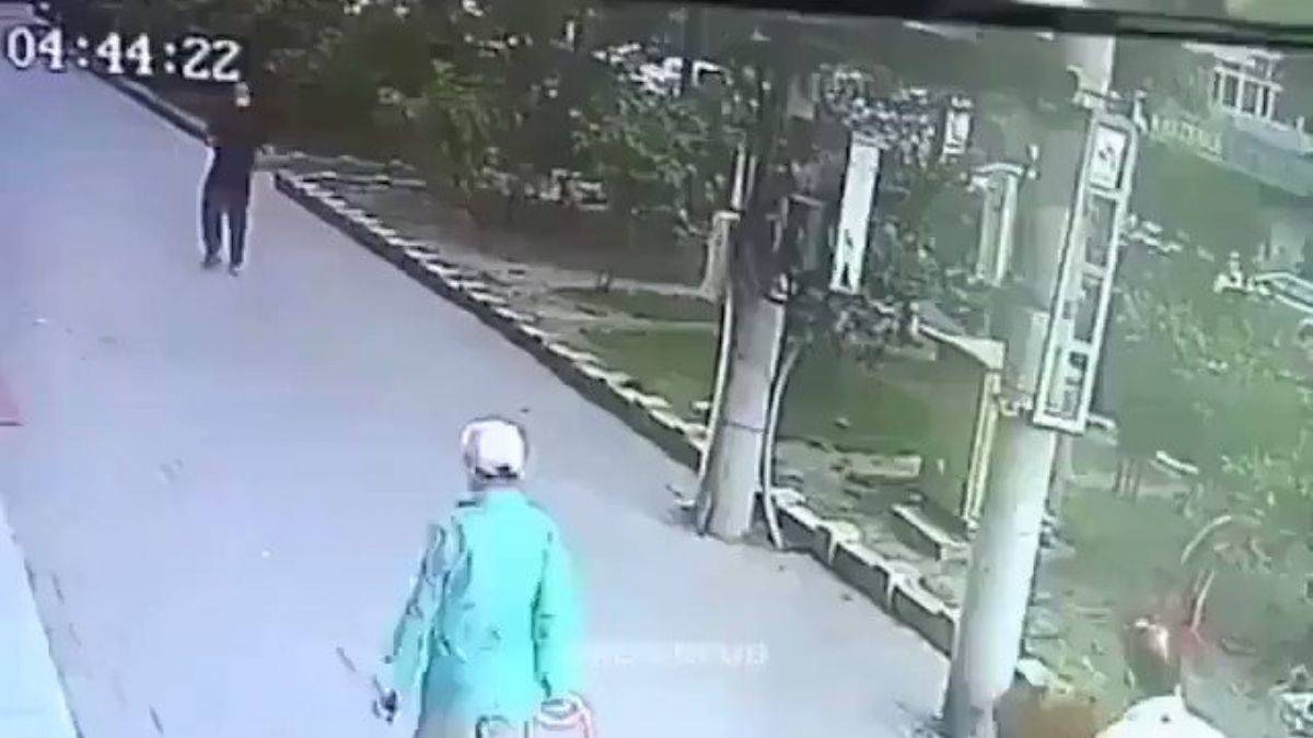 Yaşlı adam yaralandı köpek yardımına koştu