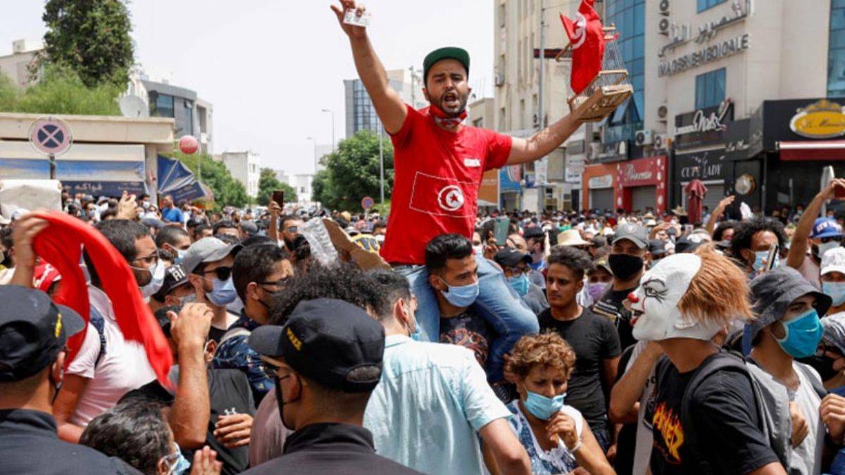 Tunus’ta örtülü darbeye karşı tepkiler büyüyor