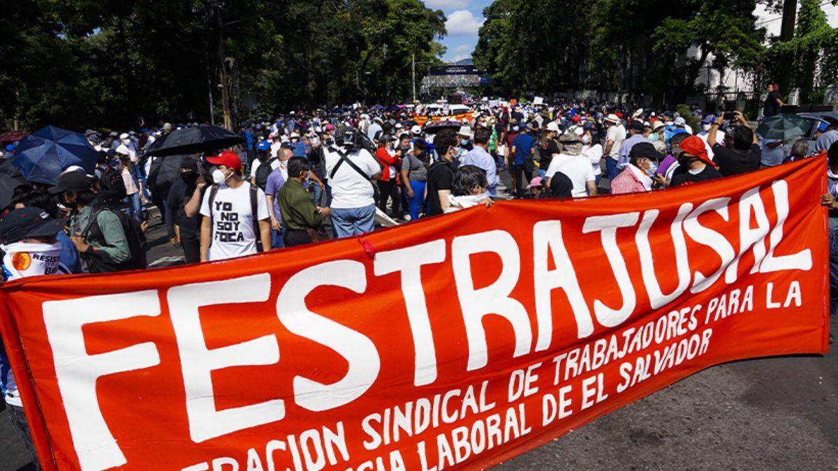 El Salvador'da binlerce kişi Bukele'yi protesto etti