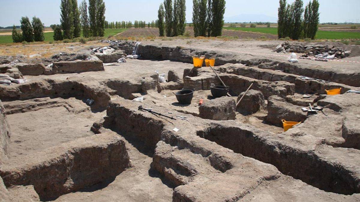 Çatalhöyük'te Neolitik evin hücre mekanlarında çoklu mezarlar bulundu