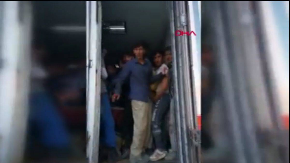 Van'da kapalı kasa kamyonda 158 göçmen yakalandı