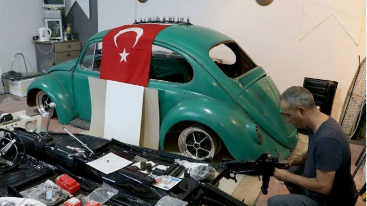 İlaç mümessili, hobisinin peşinden gitti: Klasik otomobilleri restore ediyor