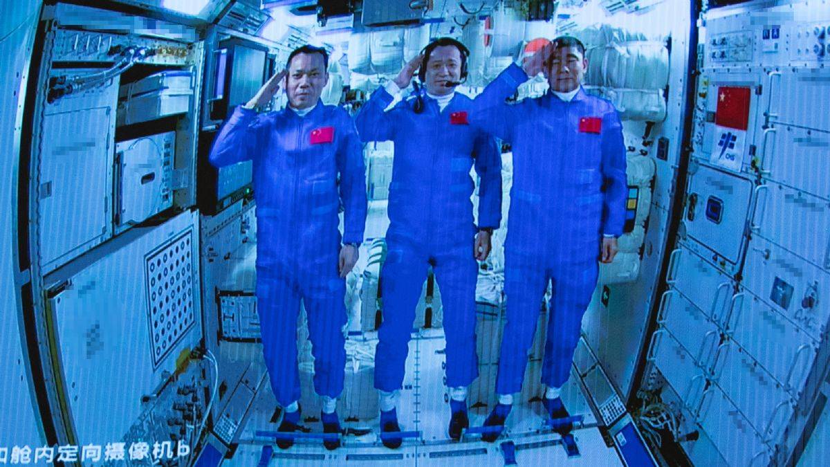 Çin uzay istasyonu görevlileri 3 ay sonra Dünya'ya döndü