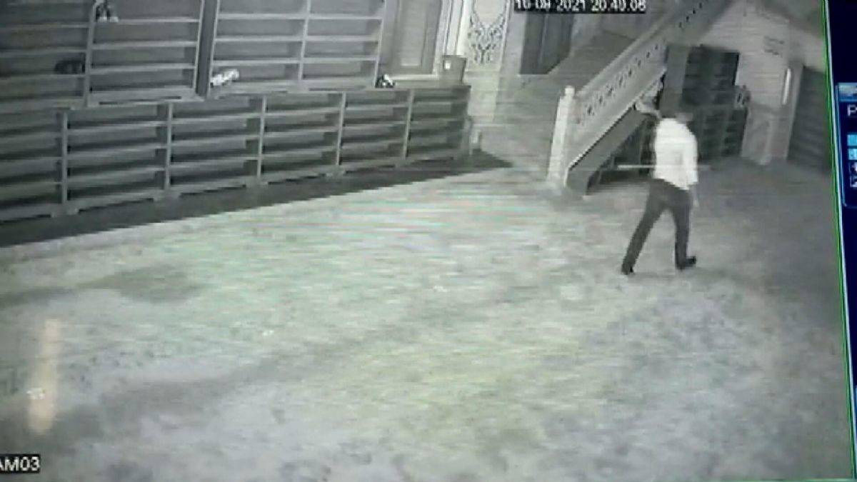 Camide imam ve cemaate sopalı saldırı