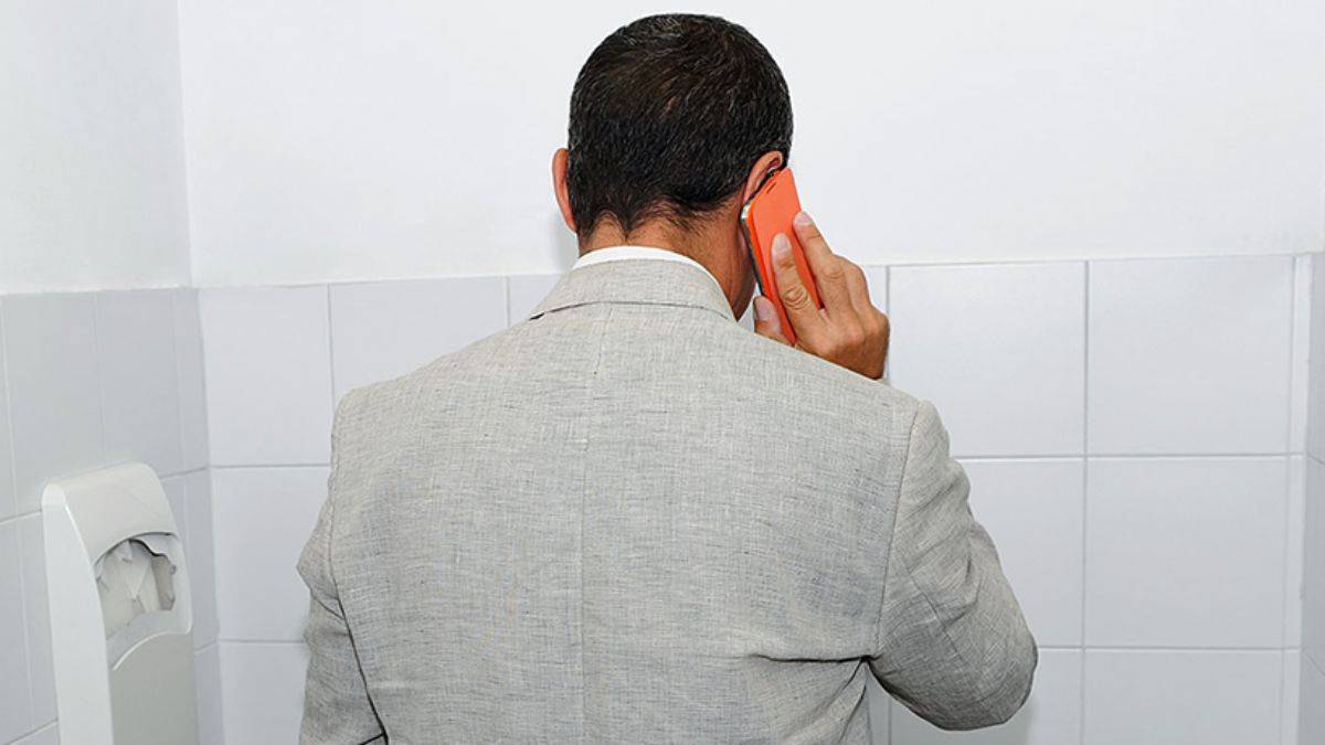 Tuvalette uzun süre telefonla takılmak, hemoroidi tetikliyor