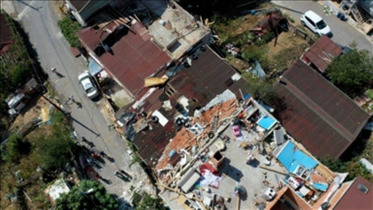 İstanbul'daki fırtınada çatıları uçan evler havadan görüntülendi