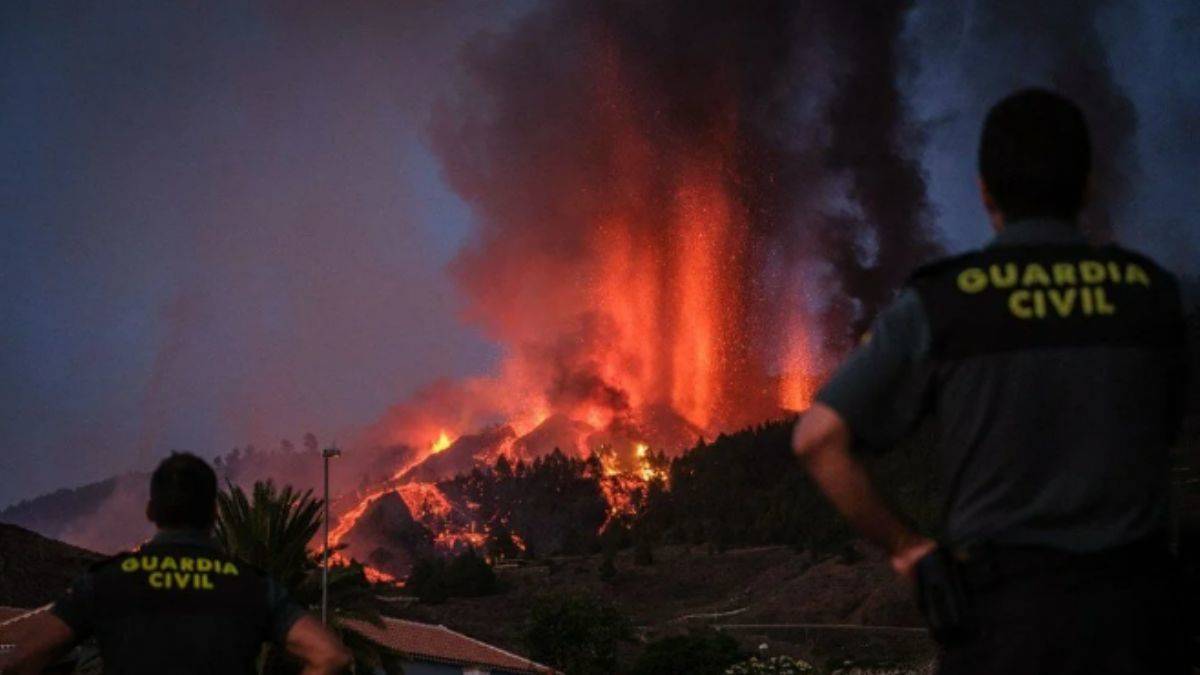 Kanarya Adaları'ndaki Cumbre Vieja yanardağı faaliyete geçti: 5 bin kişi tahliye ediliyor
