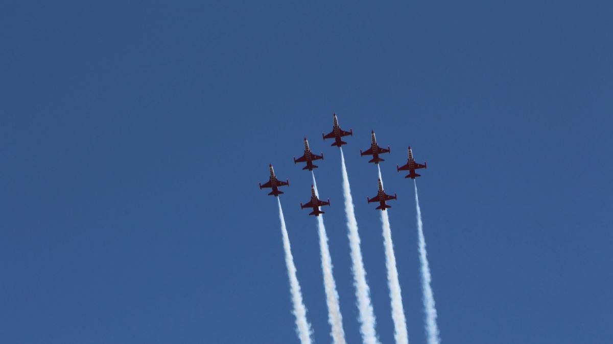 TEKNOFEST öncesi İstanbul Boğazı'nda Türk Yıldızları'ndan selamlama uçuşu