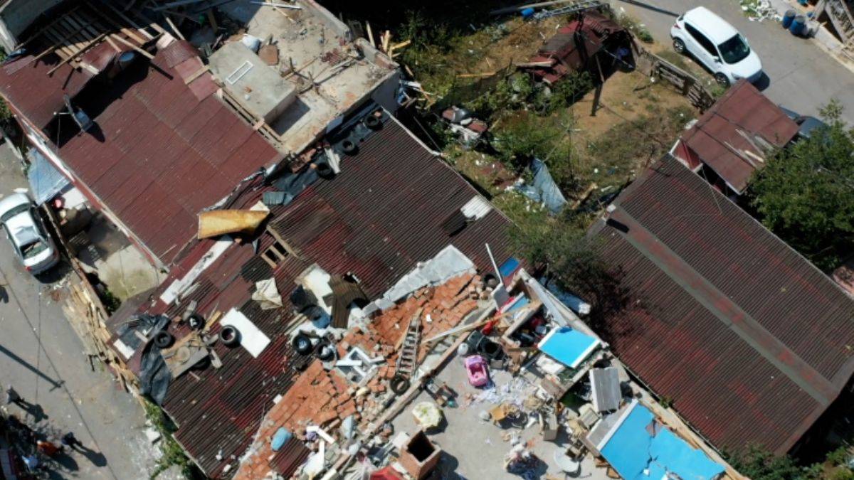 Kuvvetli fırtınada çatıları uçan evler havadan görüntülendi