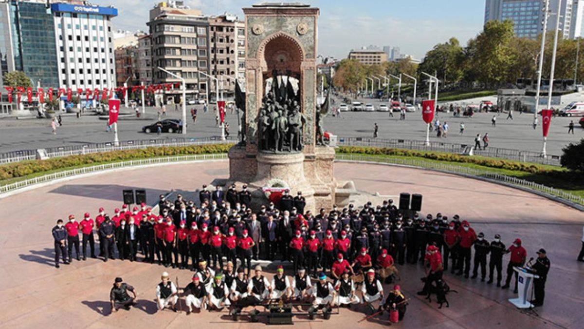 İtfaiye Haftası... Tulumbacılar İstiklal Caddesi'nde nara attı