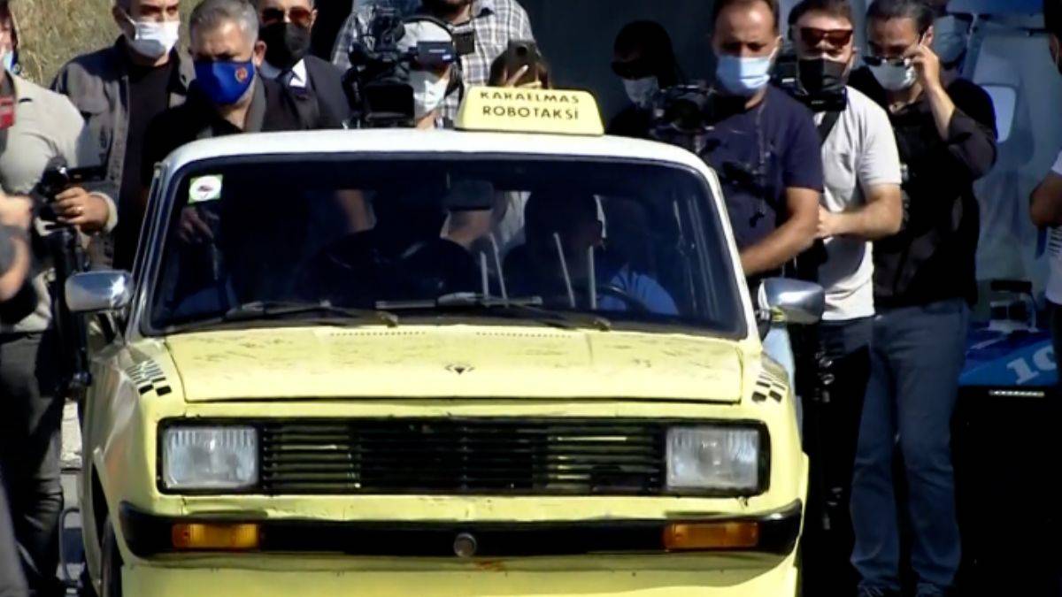 Bakan Varank, TEKNOFEST Robotaksi Binek Otonom Araç Yarışması'na katılan araçları kullandı