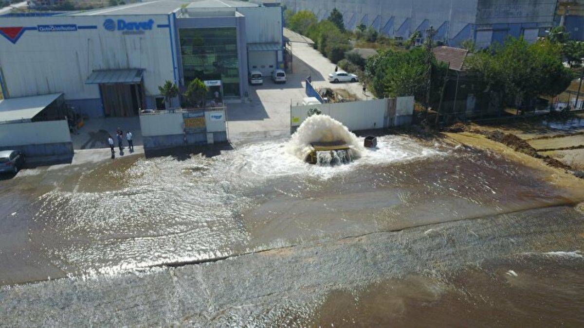 Sultanbeyli'de boru patladı: Cadde ve fabrika bahçesi göle döndü