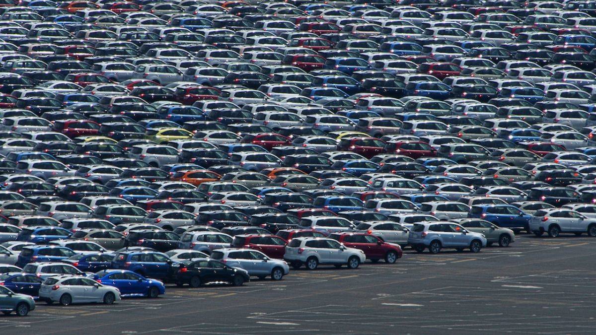 ‘Fabrikaların önü tamamlanmamış araç dolu’