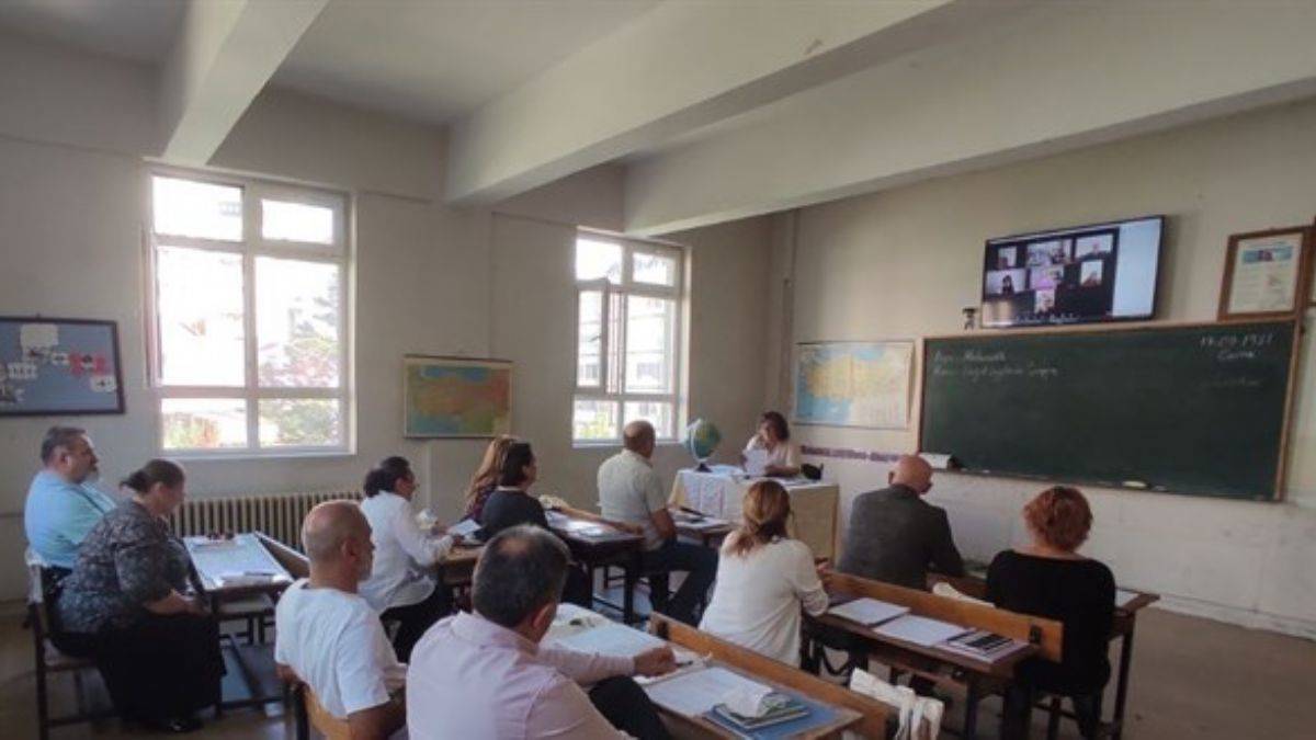 Yıkılacak okullarına veda için 40 yıl sonra bir araya geldiler