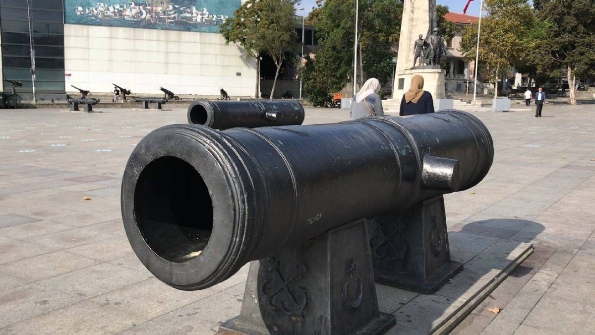 Fotoğraf çektirmek için girdiği tarihi topun içinde mahsur kaldı