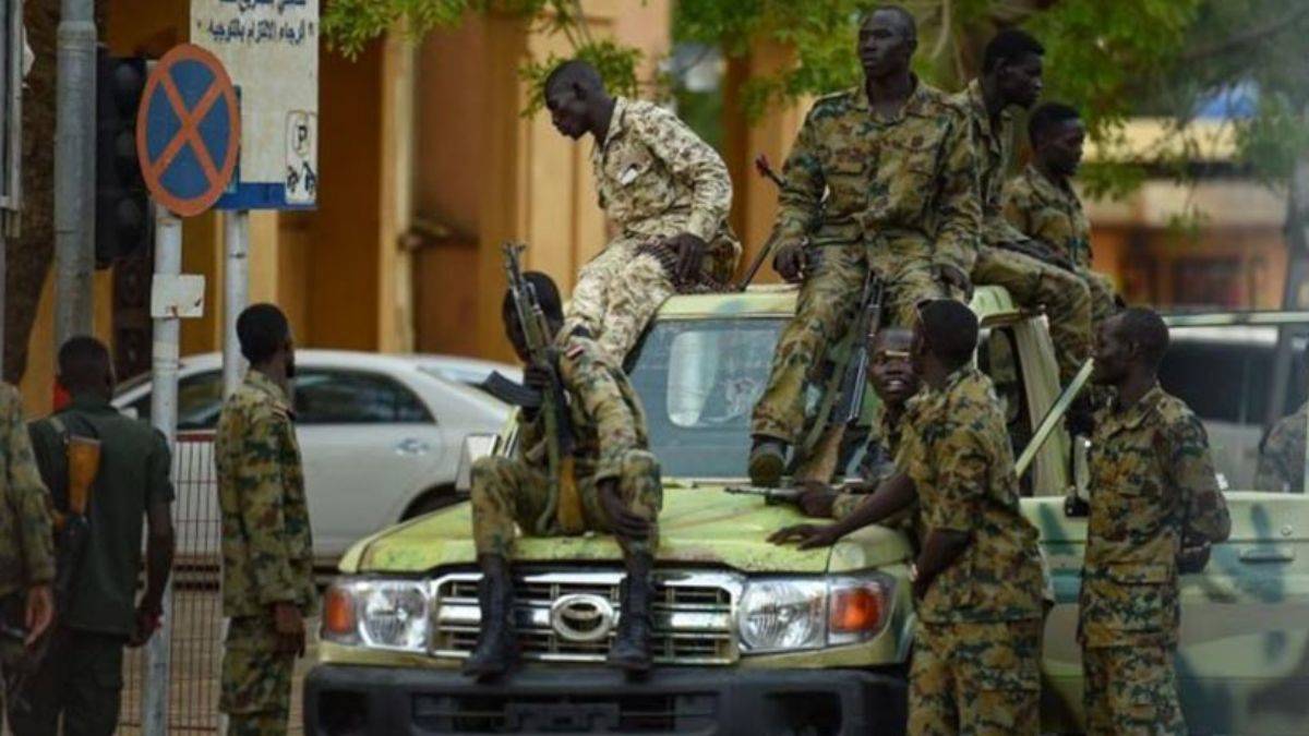 Sudan hükümeti: Ömer el-Beşir'in destekçilerinin darbe girişimini önledik
