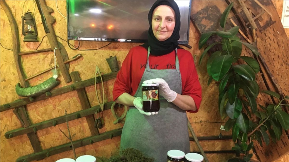 Hasta eşi için yaptığı kozalak pekmezini yılda 5 ton üretiyor