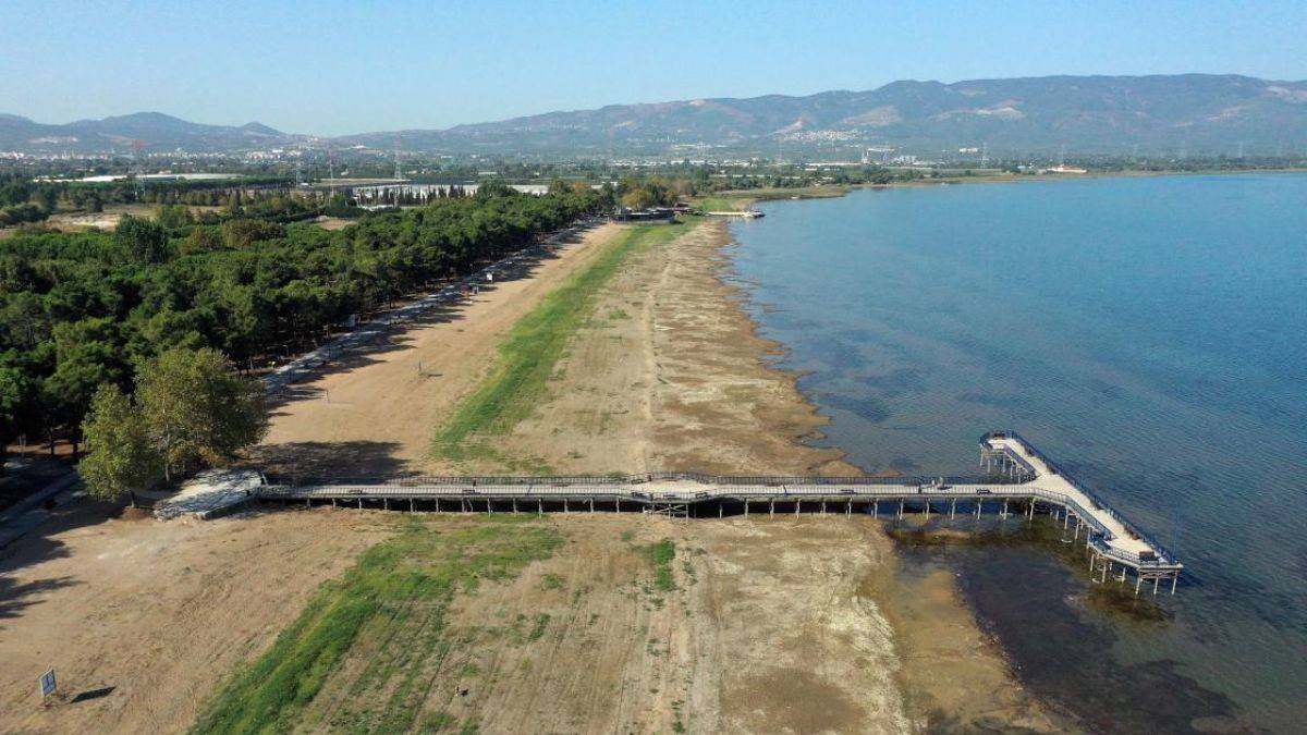 İznik Gölü'nün suyu 30 metre çekildi