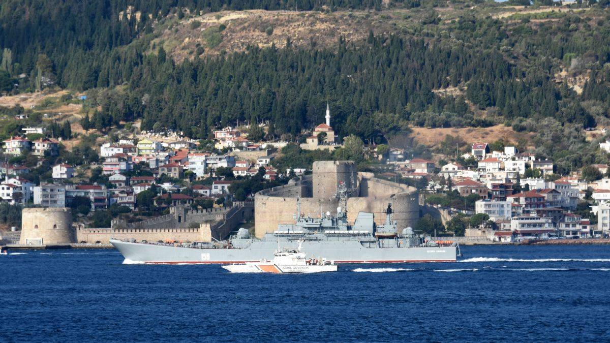 Rus savaş gemisi, Çanakkale Boğazı'ndan geçti