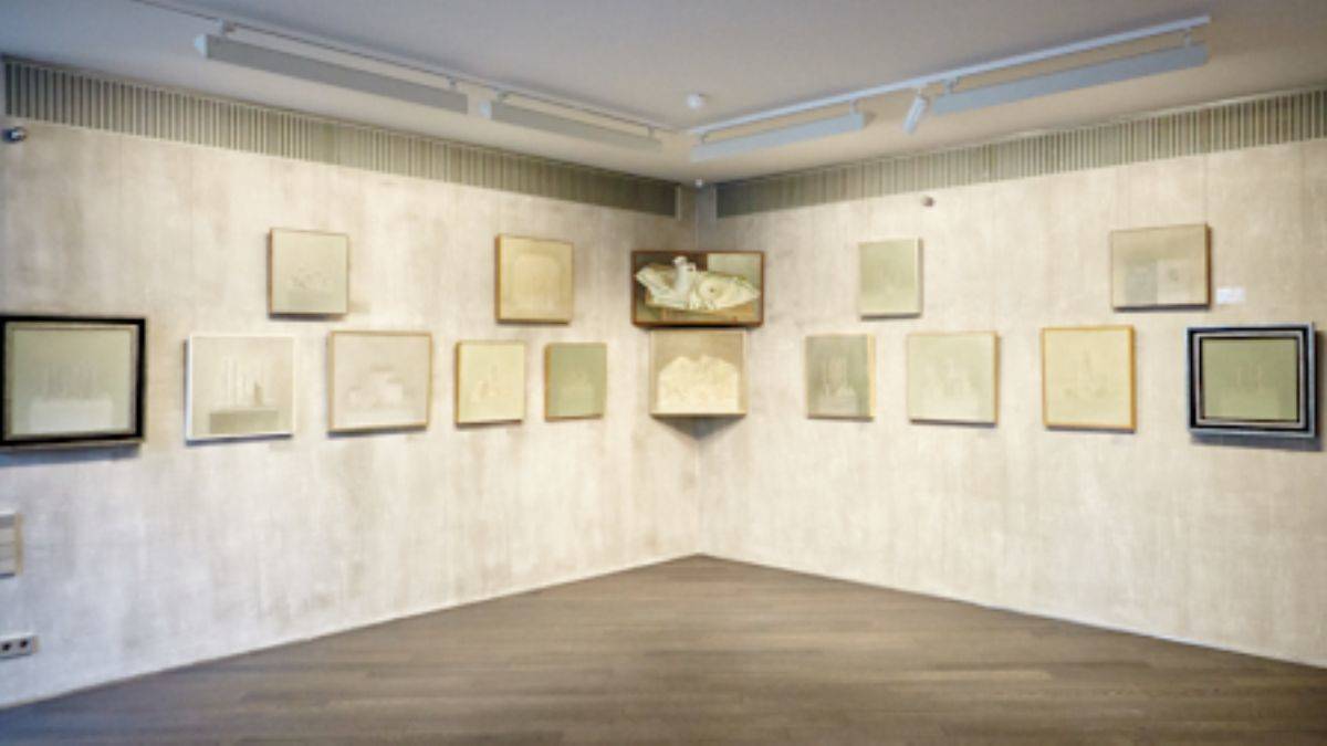 Rus ustaların modern resimleri sergileniyor