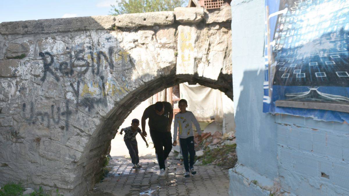 Tarihi Taş Köprü, evler arasında kayboldu