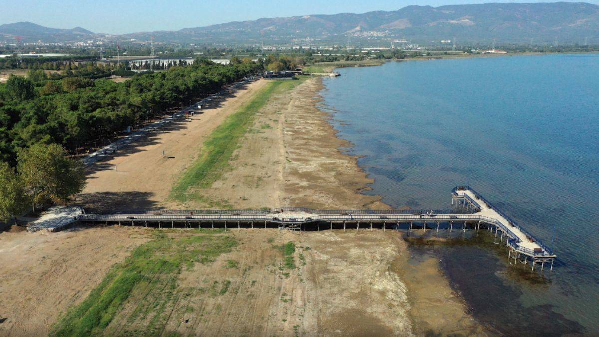 İznik Gölü'nün bazı bölümlerinde su kıyıdan 30 metre çekildi