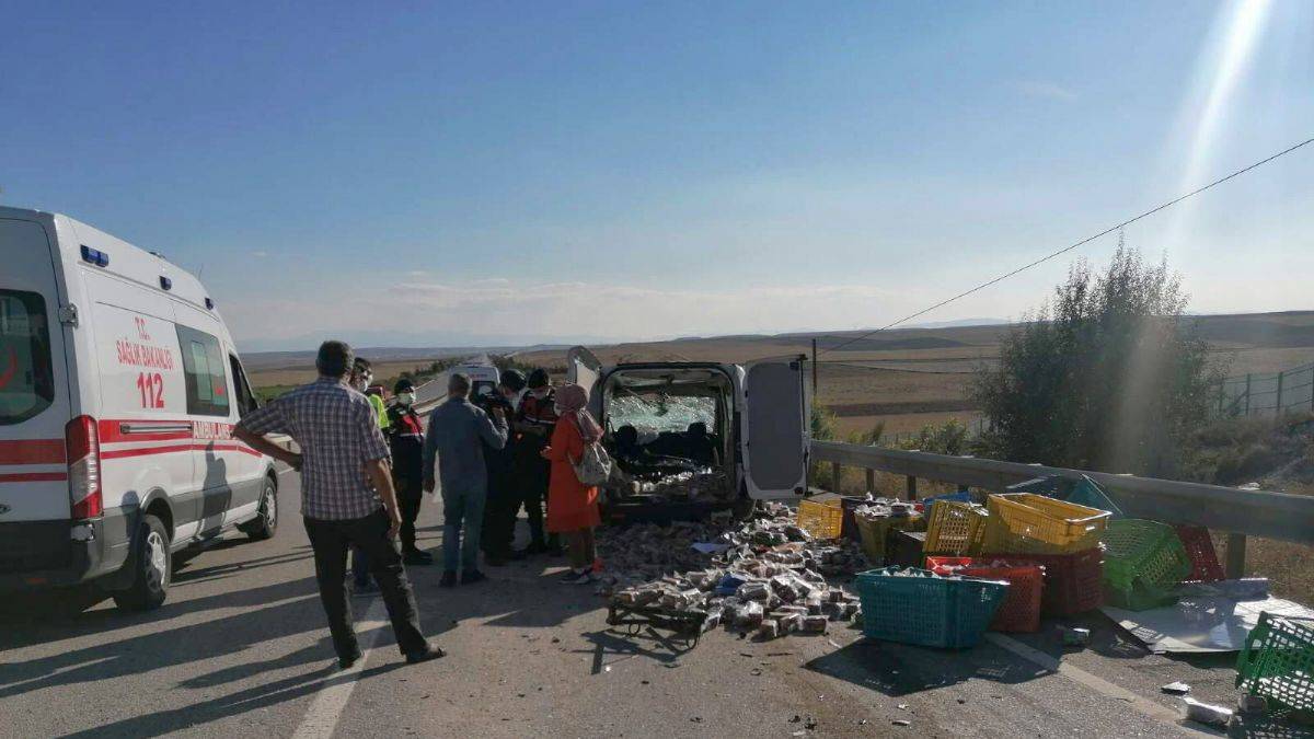 Eskişehir'de, kamyonete çarpan hafif ticari araçtaki 2 kişi öldü