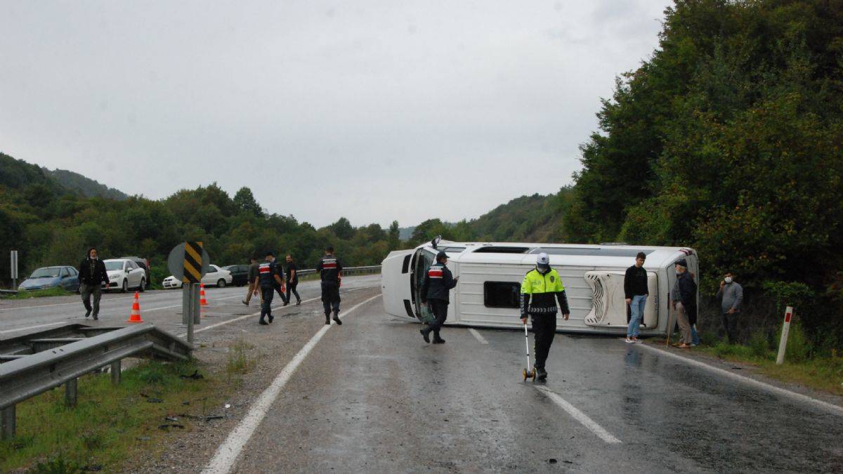 Bartın'da maden işçilerinin minibüsü devrildi: 11 yaralı