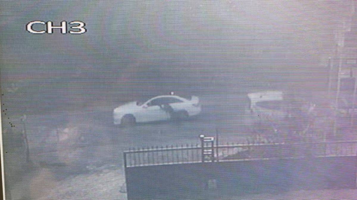 Başakşehir'de polis kaçan otomobilde asılı kaldı