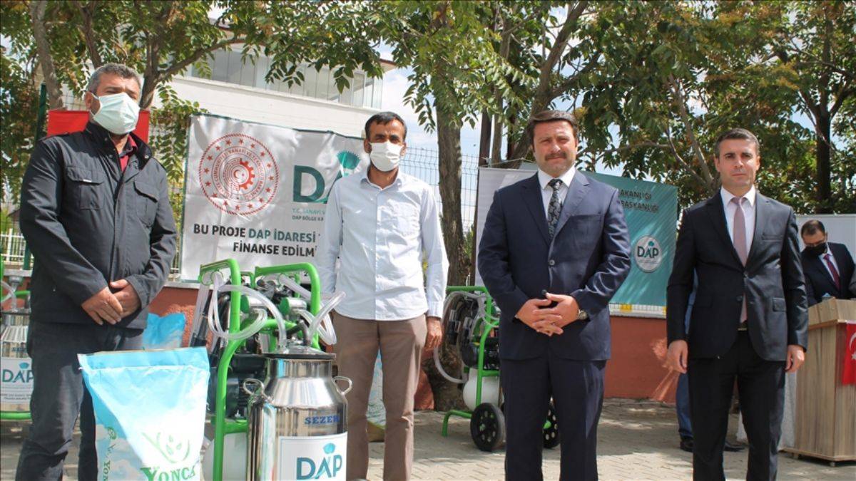 Muşlu çiftçilere süt sağım makinesi ve yonca tohumu dağıtıldı