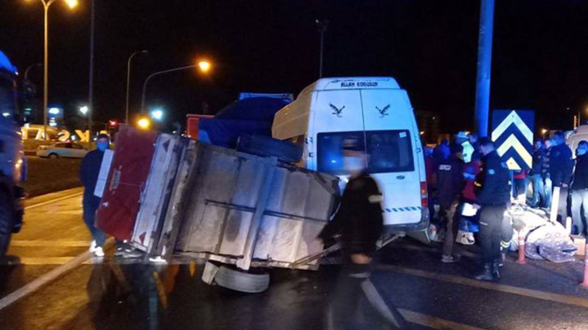 Minibüs tırla çarpıştı: Çok sayıda yaralı var