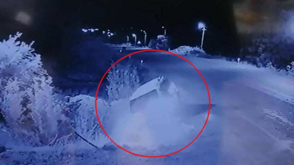 Hafif ticari araç çukura düşüp ters döndü