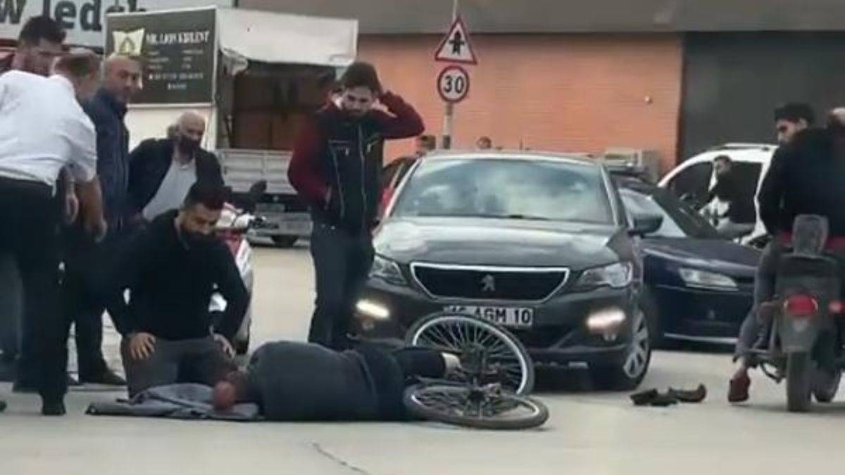 Otomobille çarptığı bisikletlinin başında ambulansı bekledi