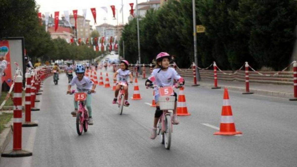 Büyükçekmeceli çocukların bisiklet yarışı nefesleri kesti