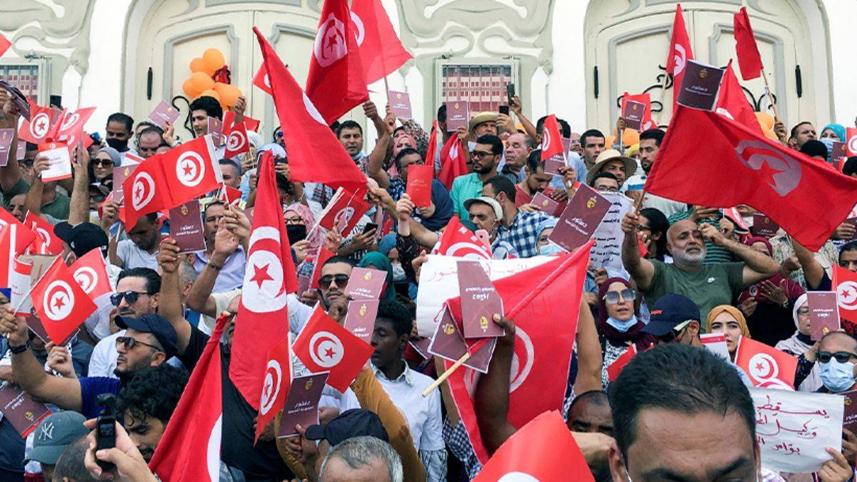 Tunus'ta binlerce kişi Cumhurbaşkanı Said'e karşı yürüdü