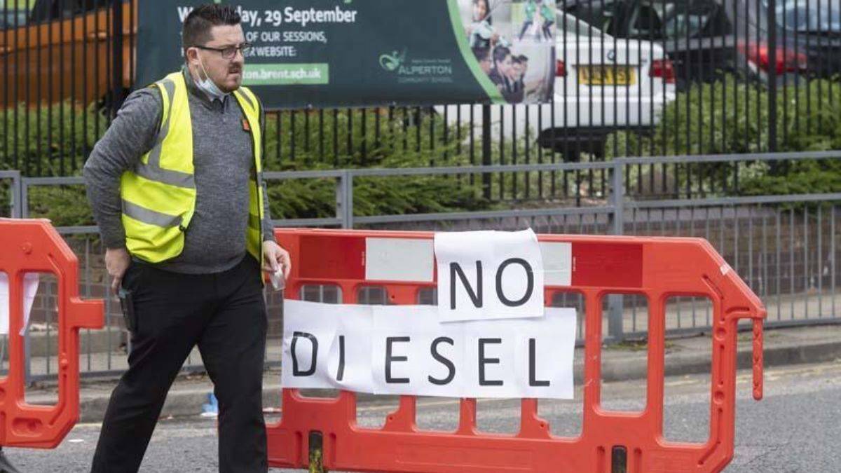 Fotoğraflar İngiltere'den! Kuyruğun sonu görünmedi