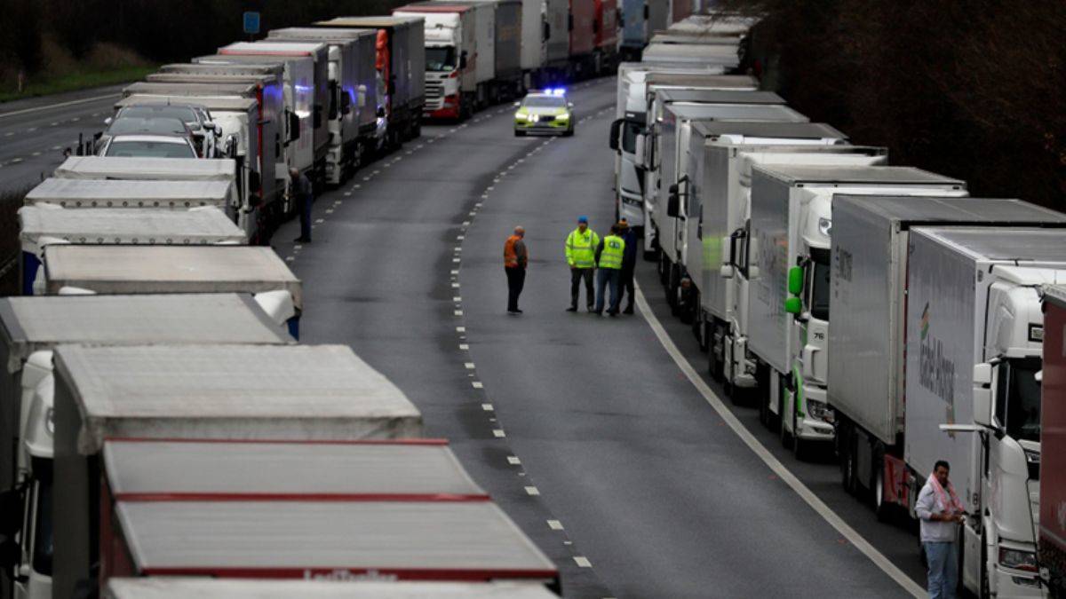 İngiliz hükümeti giderek büyüyen krizi yönetmekte zorlanıyor