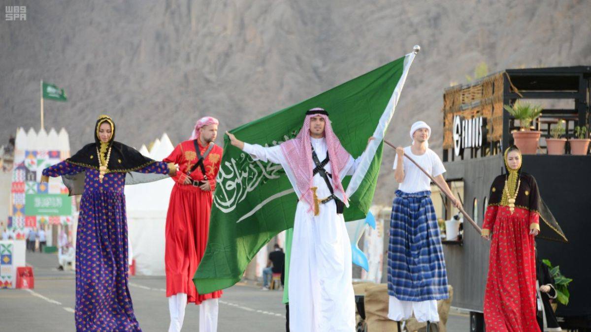 Suudi Arabistan'daki devlet töreninde kadınların dansına tepki