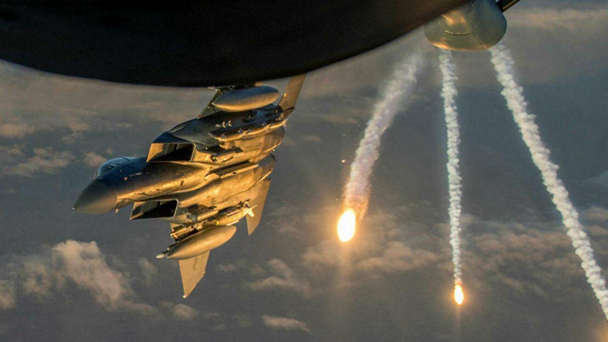 Kimliği belirsiz savaş uçakları, İranlı milislerin üssüne bomba yağdırdı